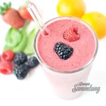 gesunder beeren smoothie mit spinat