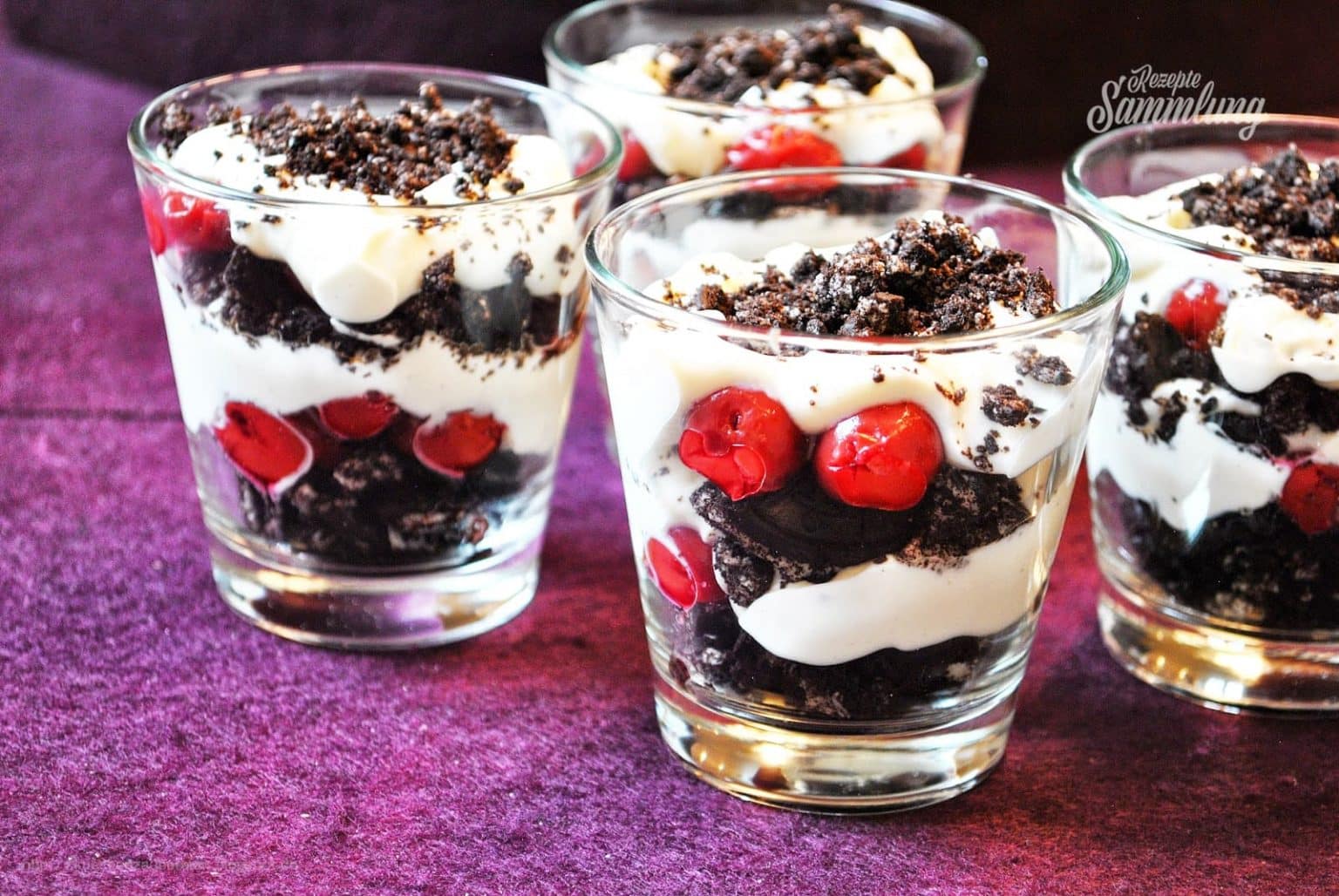 Krümeliges Vanillequark-Kirsch-Dessert im Glas - Rezepte Sammlung