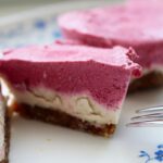 rohvegan glutenfrei eisiges cashew himbeer toertchen mit dattel mandel boden 1