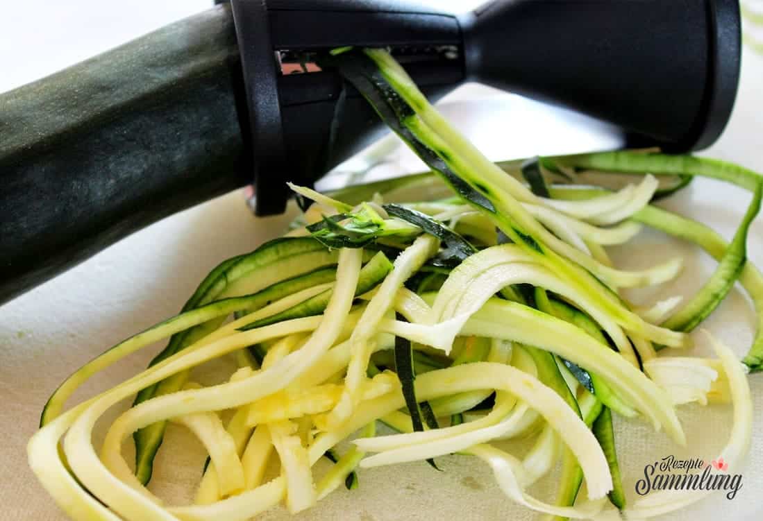 Zucchini-Spaghetti mit Tomaten-Frischkäse-Soße - Rezepte Sammlung Zucchini-Spaghetti mit Tomaten-Frischkäse-Soße - Rezepte Sammlung