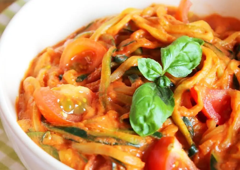 zucchini spaghetti mit tomaten
