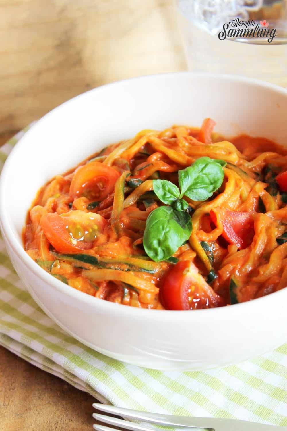 Zucchini-Spaghetti mit Tomaten-Frischkäse-Soße - Rezepte Sammlung Zucchini-Spaghetti mit Tomaten-Frischkäse-Soße - Rezepte Sammlung